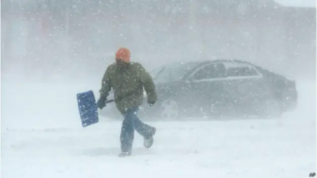 प्रशासन ने लोगों से घरों के भीतर ही रहने की अपील की है ताकि सड़कों से बर्फ़ हटाने के काम में आसानी हो