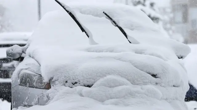 कनाडा और उत्तर-पूर्वी अमरीका के हिस्से क़रीब 60 सेंटीमीटर मोटी बर्फ़ की चादर से ढके हैं. 