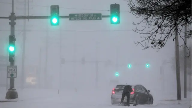 बर्फ़बारी, तेज़ हवाएं और कम दृश्यता कार चालकों के लिए बेहद ख़तरनाक परिस्थितियां पैदा कर रही हैं.