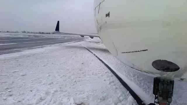 रविवार को टोरंटो के जॉन एफ़ कैनेडी हवाई अड्डे पर लैंडिंग के बाद एक जहाज़ फ़िसल गया.