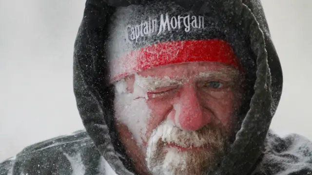 मौसम वैज्ञानिकों का कहना है कि बेहद ठंडी हवाओं के चलते उत्तरी और मध्य अमरीका में तापमान -51 डिग्री सेल्सियस तक गिर सकता है