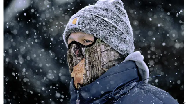 कनाडा में तापमान शून्य से 29 डिग्री नीचे गिर गया जबकि टोरंटो और क्यूबेक में यह शून्य से 38 डिग्री नीचे चला गया. 