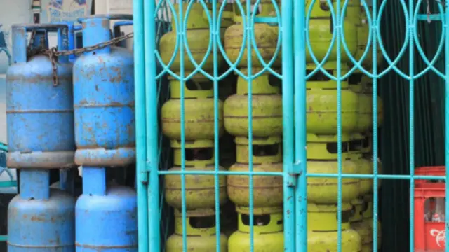 Pengamat menilai, yang perlu diturunkan adalah gas ukuran 3kg, karena menyangkut rakyat kecil.