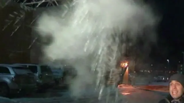 Repórter brinca com água fervendo em Chicago. Foto: ABC News