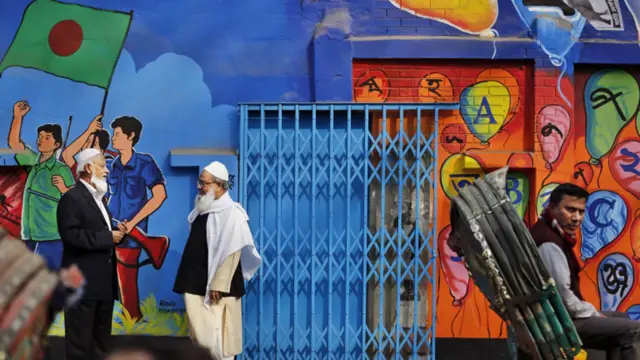 انتخابات کے دوران حزب مخالف جماعتوں کی جانب سے ملک گیر پیمانے پر ہڑتال اور انتخابات کے بائیکاٹ کا اعلان کیا گیا تھا۔ یہاں دو مسلمان آپس میں محو گفتگو دیکھے جا سکتے ہیں۔