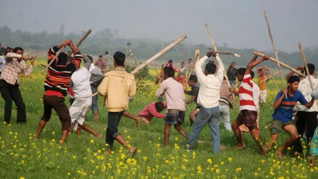 جماعت اسلامی اور بی این پی کے حامیوں کو یہاں سرسوں کے کھیت میں برسر اقتدار جماعت سے بر سر پیکار دیکھا جا سکتا ہے۔