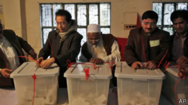 အတိုက်အခံက သပိတ်မှောက်လို့ မဲပေးသူ အနည်းငယ်သာရှိ။