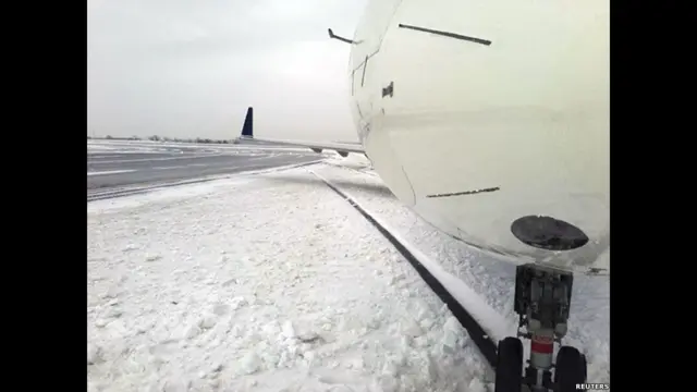 اتوار کو نیویارک کے جان ایف کینیڈی ہوائی اڈے پر کینیڈا کے شہر ٹورنٹو سے آنے والا ایک ہوائی جہاز برف کے باعث پھسل گیا۔