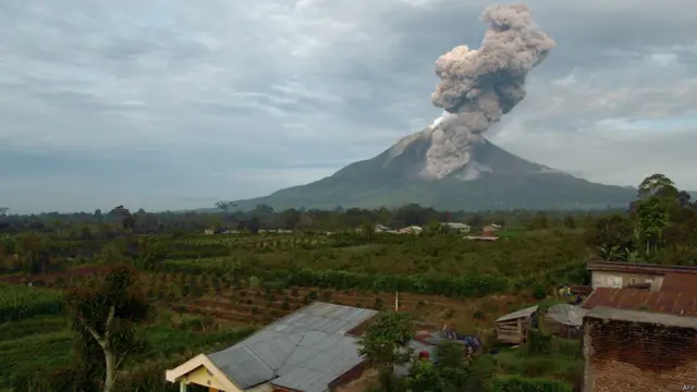 ماؤنٹ سنابونگ آتش فشاں کو انڈونیشیا کے 129 زندہ یا متحرک آتش فشانوں میں گنا جاتا ہے جو گذشتہ کئی دنوں سے لاوا اگل رہا تھا۔