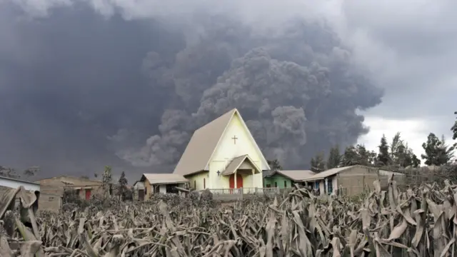 इंडोनेशिया का माउंट सिनाबंग ज्वालामुखी