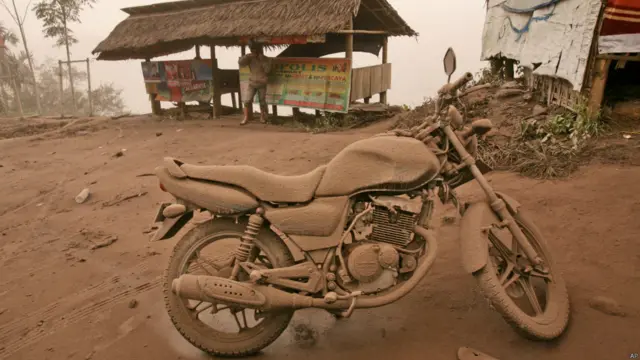 इंडोनेशिया का माउंट सिनाबंग ज्वालामुखी