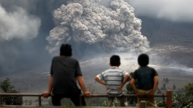 آتش فشاں کی راکھ اور گرد کئی علاقوں تک پھیل گئی ہے جس سے سانس لینے میں دشواری سمیت کئی مسائل پیدا ہوئے ہیں۔