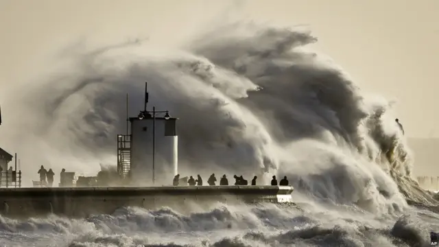 Meteorologlar, İngiltere'nin batı kıyısında ve Kuzey İrlanda'nın doğu kıyısında rüzgarın hızının saatte 70 kilometreyi bulabileceğini ifade ediyor. 