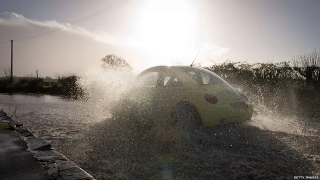 İngiltere'de de, Oxford gibi birçok kentin çevresindeki köylerde sürücülerden, yola çıkarken özel önlemler almaları isteniyor. 