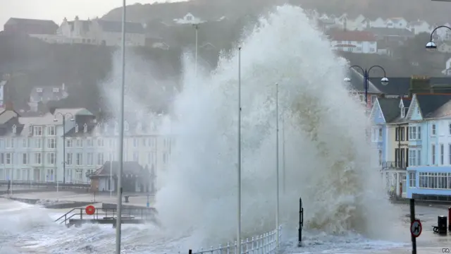 İngiltere'nin güney sahilleri ise dev dalgalara teslim.