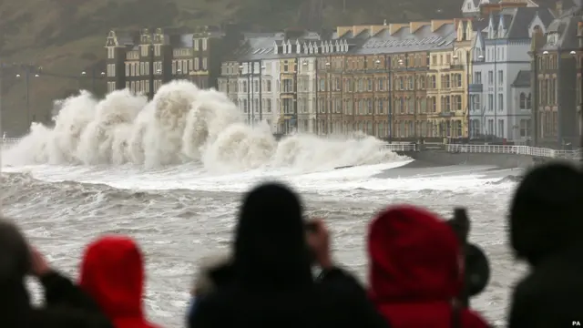 Galler Bölgesi'nin Aberystwyth kentinde deniz kıyısındaki evlerde yaşayan 250 kişi tahliye edildi, birçok yerde de sel uyarısı yapılıyor. 