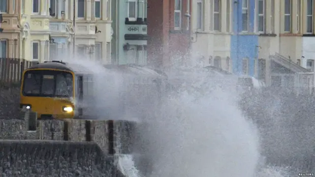 Uzmanlar, dev dalgalara, Atlas Okyanusu'nda oluşan dev basıncın yol açtığı inancında. Bunlardan bazıları Devon'da tren yolunu kapladı.