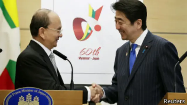 မြန်မာ သမ္မတ ဦးသိန်းစိန်နဲ့ ဂျပန် ဝန်ကြီးချုပ် ရှင်ဇို အဘေး တိုကျိုမြို့ ဂျပန် မြန်မာ ထိပ်သီး ဆွေးနွေးပွဲမှာ တွေ့ရစဉ်။