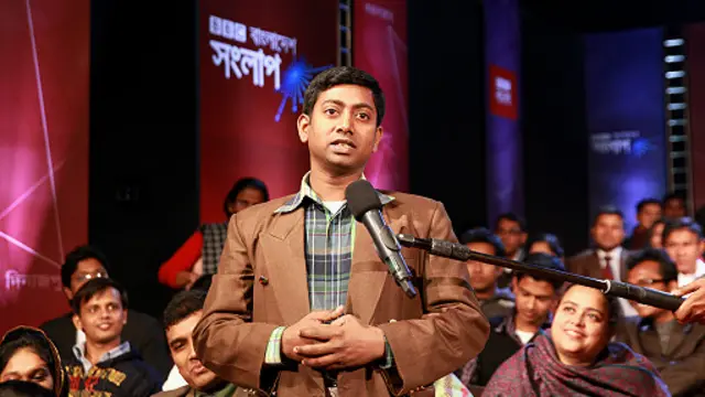 প্রশ্ন করছেন একজন দর্শক 