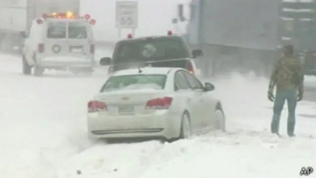 برفانی طوفان کی وجہ سے نظامِ آمد و رفت بری طرح متاثر ہوا ہے