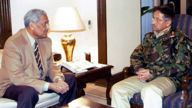 अब्दुल कदीर खान जनरल मुशर्रफ के साथ 