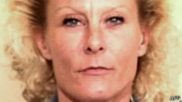 کولین لروز ایک شدت پسند گروہ کے ساتھ مل کر لارس ولکس کےقتل کا منصوبہ بنانے کے لیے آئرلینڈ گئیں