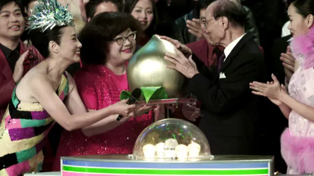 邵逸夫与无线电视艺员（资料照片，19/11/2001）