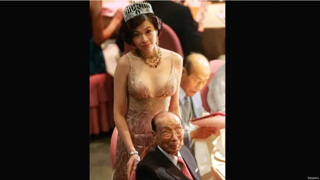 邵逸夫与2005年香港小姐亚军陆诗韵（资料照片，12/08/2006）