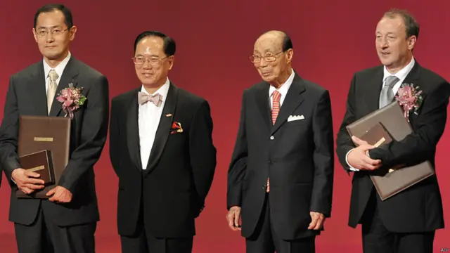 邵逸夫与香港前特首曾荫权在2010年邵逸夫奖颁奖仪式上（资料照片，09/09/2008）