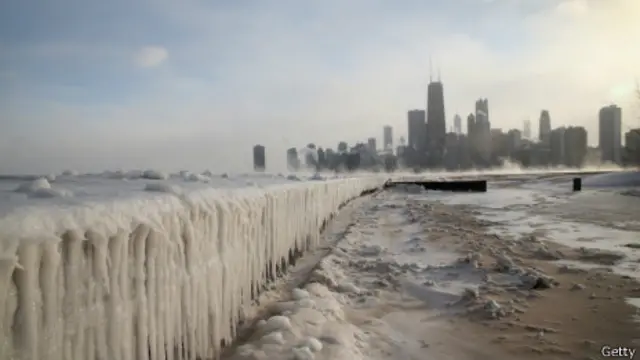 芝加哥密执安湖湖面结冰（06/01/2014）