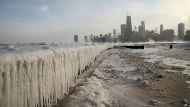 رواں سردیوں نے امریکہ کی جھیلوں کو بھی بیس برسوں میں پہلی بار منجمد کر دیا ہے