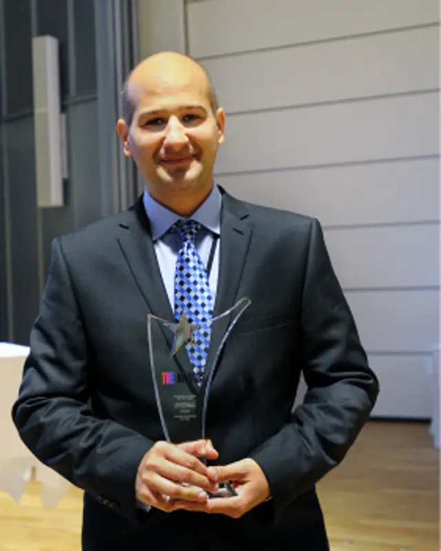 布鲁内尔商学院院长伊拉尼手持奖杯