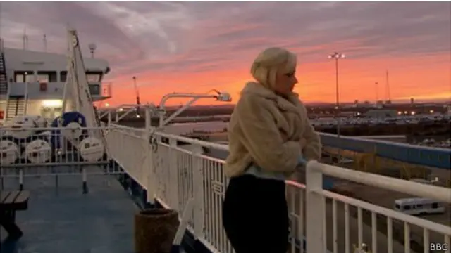 Jeni Anderson estava com amigos quando caiu 18 metros no Mar do Norte