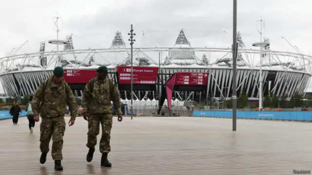 Британские солдаты у Олимпийского стадиона в Лондоне