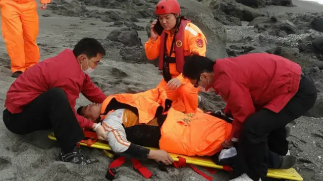 ساٹھ گھنٹے سمندر میں بہتے رہے