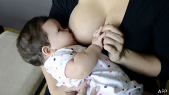 Mujer amamantando