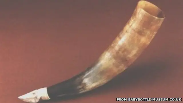 Este cuerno de vaca con un pezón de cuero servía de mamadera.