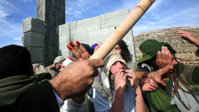 يقول المستوطنون إنهم كانوا في نزهة عندما هاجمهم الفلسطينيون