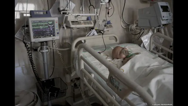 وزارت خارجه آمریکا گفته بود که صادرات دارو و کالاهای بشردوستانه به ایران مشمول تحریم های آمریکا نمی شوند. با این حال افزایش قیمت دارو و کمبود آن در دو سال اخیر در ایران به شدت محسوس بوده است.