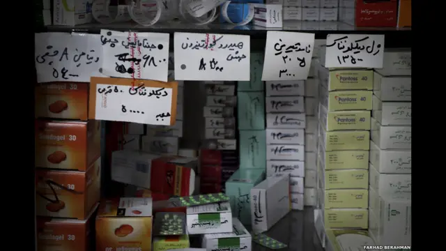 داروخانه‌ای در تهران قیمت داروهایش را که روزانه تغییر می کند بر روی قفسه‎هایش چسبانده است.