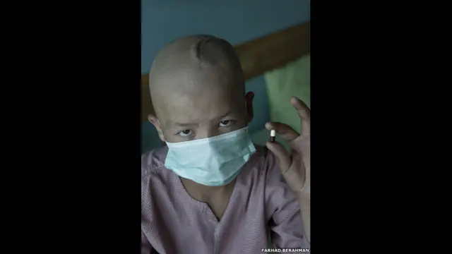 این کودک باید هر روز قرصی مصرف کند که قیمتش از زمان شدت گرفتن تحریم بین سه تا شش برابر شده است.