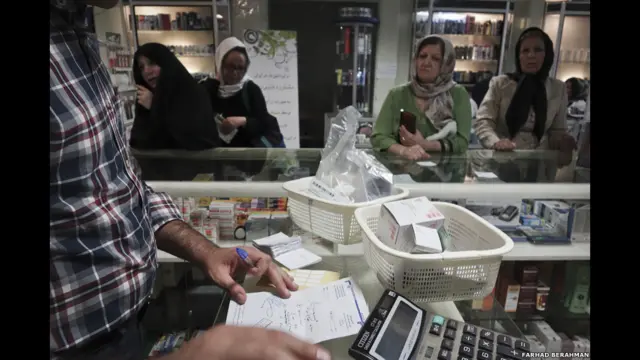 بنیاد بیماری های خاص می گوید که کمبود دارو بر روی بیش از شش میلیون بیمار در ایران تاثیر گذاشته است.