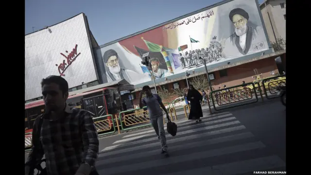 سال گذشته محمود احمدی نژاد، رئیس جمهور پیشین ایران، مرضیه وحید دستجردی، وزیر بهداشت را که از عدم اختصاص ارز لازم به واردات دارو انتقاد کرده بود، برکنار کرد.