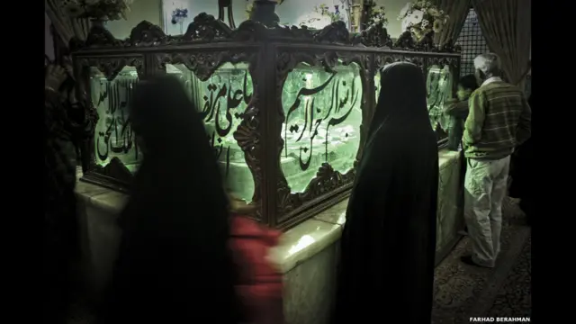 برای بسیاری از ایرانیان، توسل به باورهای مذهبی شاید راهی باشد که امید از دست رفته‌شان برای بهبود بیمارهایشان را باز یابند.