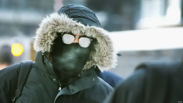 El fenómeno que dejó a los habitantes de Chicago como expedicionarios árticos se llama vórtice polar, fenómeno climático por el que áreas de aire giran sobre los dos polos en la media y alta tropósfera y la estratósfera, y que se mueven a diferentes velocidades. 