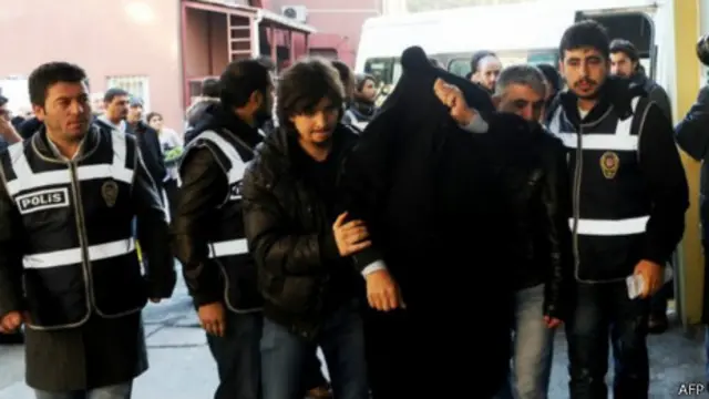 Filhos de três ministros de Erdogan foram presos em operação contra corrupção