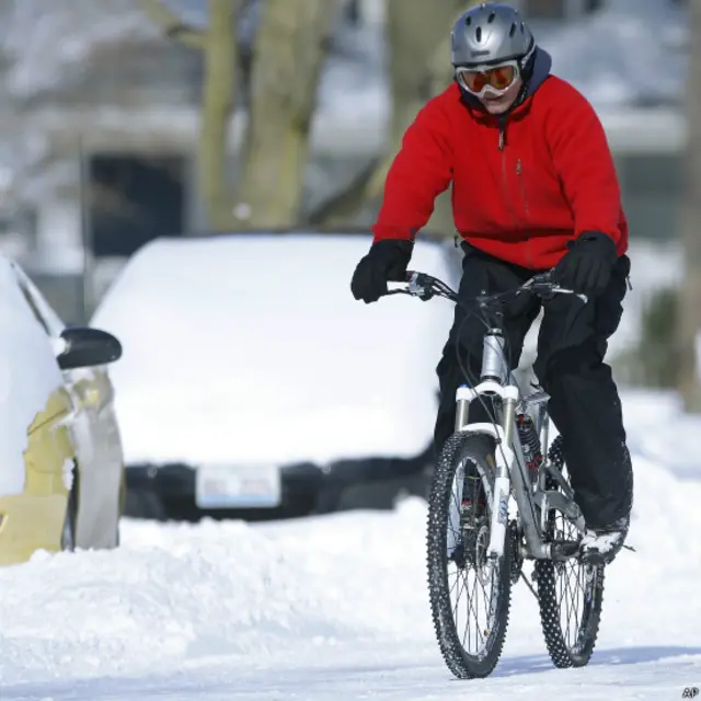 Las temperaturas de estos días están marcando récords históricos. Por ejemplo, el martes, en Winnipeg, la capital de la provincia canadiense de Manitoba, se registraron -34 ºC, pero a causa del viento helado, la sensación térmica llegó a -47 ºC. No hacía tanto frío desde 1966, cuando los termómetros marcaron -40.6°C.