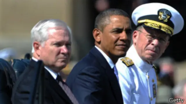 Gates con Obama durante un desfile militar