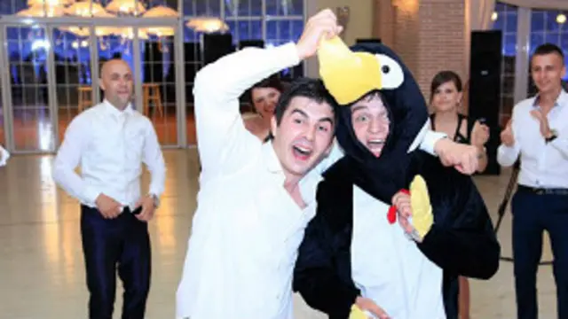 حقق أداء الشاب الألباني أيدون ماتوشي لرقصة "البطريق" ما يقارب نصف مليون مشاهدة