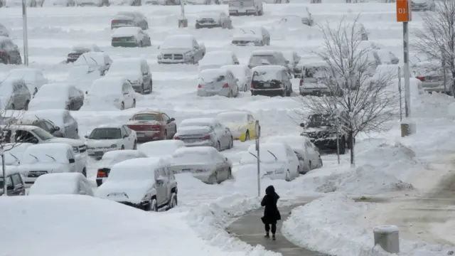 Y peor quedó Indanápolis, con temperaturas de -25 grados quedó convertida en una ciudad fantasma. El gobernador llegó a prohibir circular por las carreteras interestatales y las empresas cerraron.